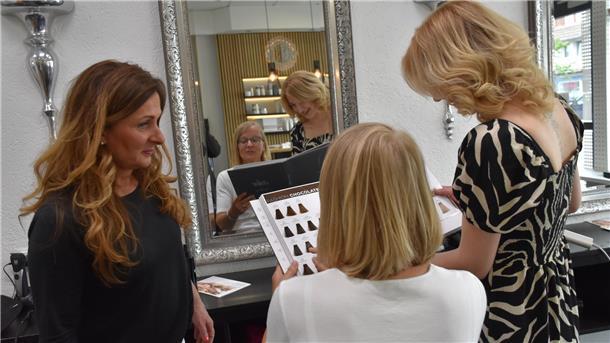 Friseurin aus der Ukraine überwindet Sprachbarrieren mit Fachkompetenz Zwei Frauen im Frisiersalon