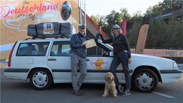 Rallye, Ehepaar mit Hund und altem Volvo