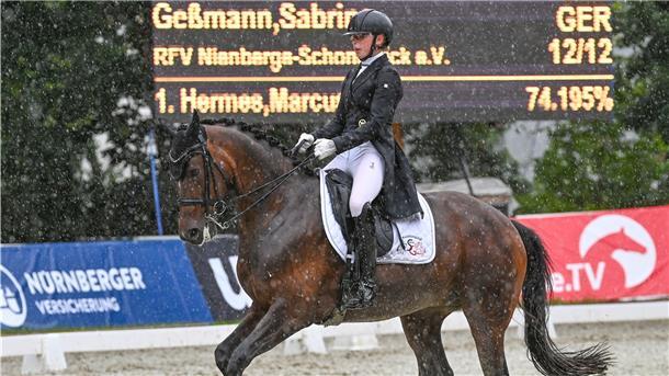 Sabrina Geßmann gewann mit Rockyna die Finalqualifikation um den Nürnberger Burgpokal.