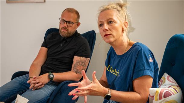 Ein Mann und eine Frau im Gespräch.