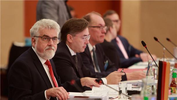 Energieminister: „Versorgung im Winter stabil“ Sachsen-Anhalts Energieminister Armin Willingmann (l) leitet die Energieministerkonferenz 2023 in Wernigerode.