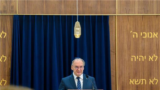 Magdeburg hat wieder eine Synagoge Sachsen-Anhalts Ministerpräsident Reiner Haseloff spricht bei der feierlichen Eröffnung der Neuen Synagoge in Magdeburg zu den Gästen.