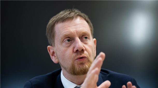 Sachsens Ministerpräsident Michael Kretschmer fordert noch vor dem geplanten Gespräch zur Asylpolitik mit dem Kanzler eine Obergrenze bei der Aufnahme von Geflüchteten.