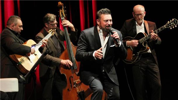 Sänger Anthony Bauer jr. mit dem Jörg Seidel Trio bei der ersten Jazz-Nacht im Stadttheater Bremerhaven