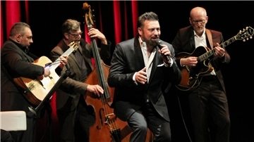 Sänger Anthony Bauer jr. mit dem Jörg Seidel Trio bei der ersten Jazz-Nacht im Stadttheater Bremerhaven