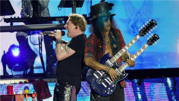 Sänger Axl Rose (l) und Gitarrist Slash von Guns N‘ Roses beim ihrem Auftritt in  Glastonbury.