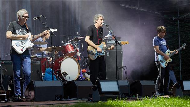 Sänger Dirk von Lowtzow (M) steht mit seiner Rockband Tocotronic auf der Freilichtbühne im Stadtpark. Außerdem gehören noch Bassist Jan Müller (rechts), Gitarrist Rick McPhail (links) und Schlagzeuger Arne Zank (hinten) zur Band.