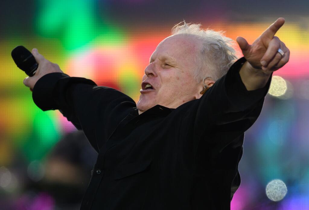 Sänger Herbert Grönemeyer performt zum Auftakt seiner Tournee im Dresdener Rudolf-Harbig-Stadion.