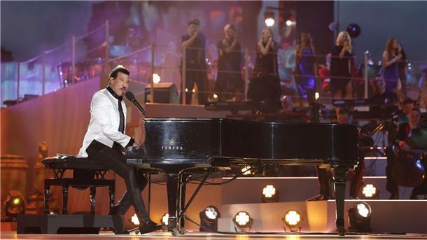 William bei Krönungskonzert: „Stolz auf dich, Pa“ Sänger Lionel Richie tritt während des Konzerts auf Schloss Windsor auf.