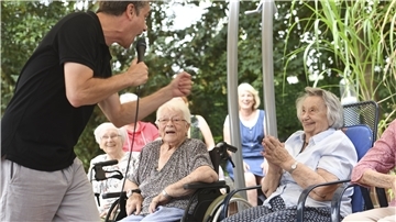 Sänger Oliver Perau vom Projekt Klang und Leben nimmt die Seniorinnen und Senioren im Diakonischen Pflege- und Wohnstift Wunstorf mit auf eine musikalische Zeitreise. Darunter sind auch demenzkranke Menschen. Bei ihnen erlischt allmählich die Erinnerung, doch die Hits ihrer Jugend sind noch erstaunlich gut im Gedächtnis verankert. Foto: Heusel