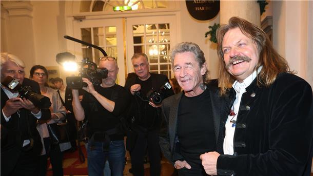 Peter Maffay schätzt die Kochkünste von Leslie Mandoki Sänger Peter Maffay (2.v.r.) steht mit dem Musiker und Musikproduzenten Leslie Mandoki (r) bei dessen Geburtstagsfeier zusammen.