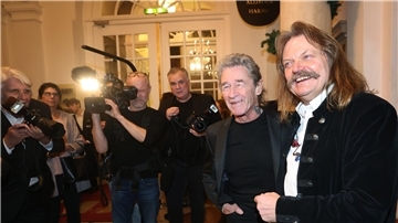 Sänger Peter Maffay (2.v.r.) steht mit dem Musiker und Musikproduzenten Leslie Mandoki (r) bei dessen Geburtstagsfeier zusammen.