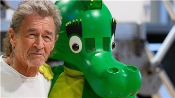 Sänger Peter Maffay neben dem Drachen Tabaluga.