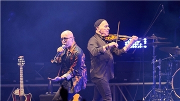 Sänger Toni Krahl (l.) und Georgi Gogow  beim Abschiedskonzert in Berlin.