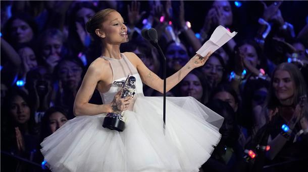 Sängerin Ariana Grande nahm bei den MTV Video Music Awards drei Preise entgegen.