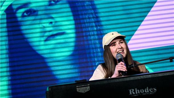 Luna und Farzia Fallah erhalten Musikpreis Sängerin Luna beim Bunte New Faces Award Music 2022.