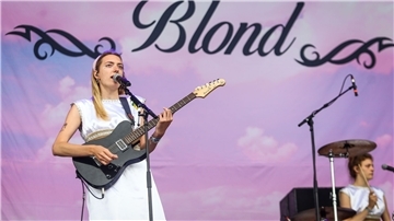 Sängerin Nina Kummer über das Line-up auf Musikfestivals: „erschreckend, wie wenig Flinta-Personen da stattfinden“.