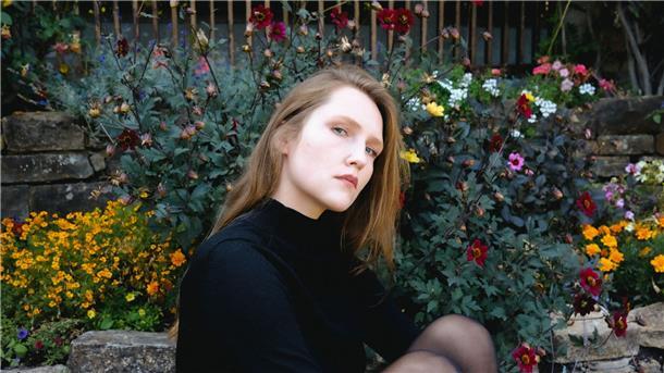 Sängerin Stella Sommer bringt ihr drittes Solo-Album „Silence Wore a Silver Coat“heraus.