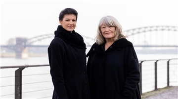 Sahra Wagenknecht (Die Linke, l), Politikerin, und Alice Schwarzer, Frauenrechtlerin, stehen im Rheinauhafen in Köln.