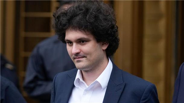 Sam Bankman-Fried, Gründer der insolventen Kryptobörse FTX, verlässt das Bundesgericht in Manhattan.