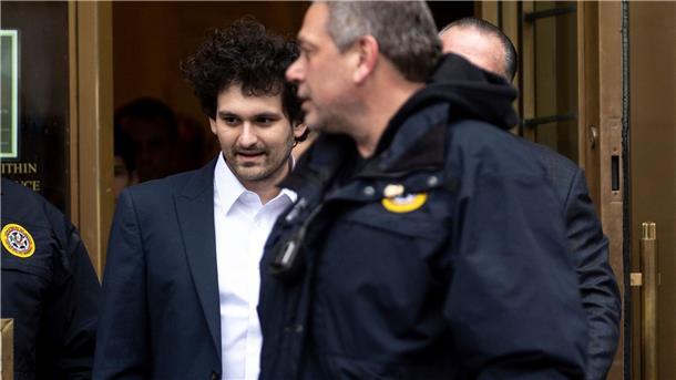 250 Millionen Dollar Kaution für FTX-Gründer Sam Bankman-Fried (M) wird aus dem US-Bezirksgericht in Manhattan zu seinem Auto geführt.