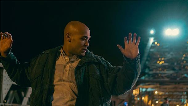 Rassismus hautnah - Serie aus schwarzer Perspektive Sam (Malick Bauer) in der Serie, die die Geschichte von Samuel Meffire, dem ersten schwarzen Polizisten Ostdeutschlands, erzählt.