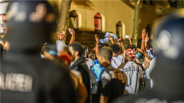 Verbotsdebatte vor weiterem Eritreer-Treffen in Stuttgart Samstag, 16. September: Demonstranten sind in Stuttgart während der Eritrea-Veranstaltung von Polizeikräften eingekesselt worden.