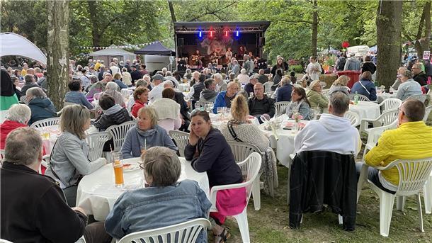 Samstagabend hat die Nordenhamer Band 3T4Coffee genau die richtige Musik zum Ausklang des ersten Veranstaltungstages im Programm. Sehr viele Menschen sind gekommen, um zuzuhören.