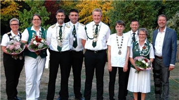Samtgemeinde-Bürgermeister Henning Fricke (rechts) präsentiert die neuen Majestäten, mit Samtgemeindekönig Jens Oelkers (Dritter von links) an der Spitze.