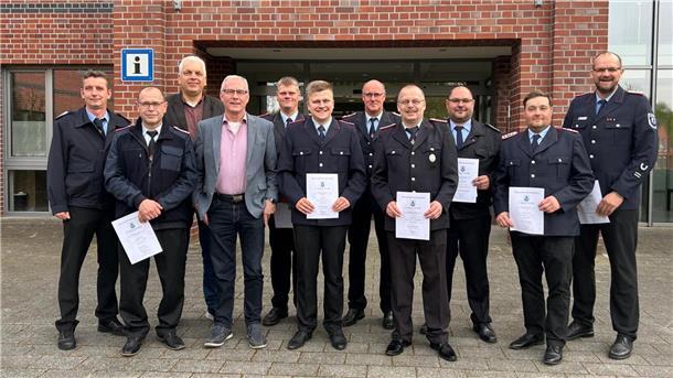 Die ausgezeichneten Ehrenbeamten vor dem Zevener Rathaus