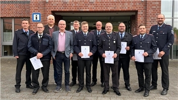 Die ausgezeichneten Ehrenbeamten vor dem Zevener Rathaus