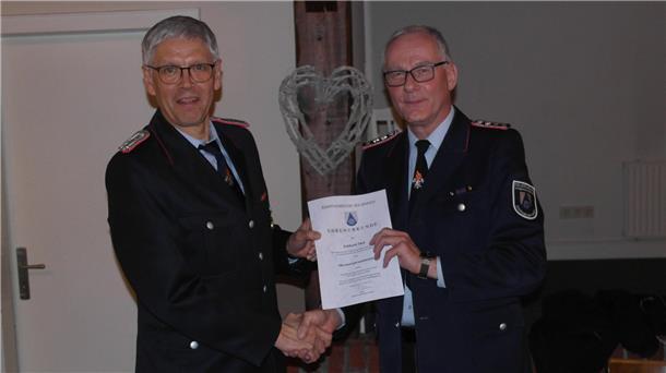 Samtgemeindebürgermeister Gerhard Kahrs (rechts) gratuliert dem neuen Ehrenortsbrandmeister Eckhard Thal.