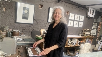 Sandra Jakobs aus Bremerhaven widmet sich als freischaffende Künstlerin vor allem der Tiefdrucktechnik der Radierung und hat ihre Wulsdorfer Werkstatt als Atelier, Seminarraum und Treffpunkt zum Lebensmittelpunkt gemacht. 