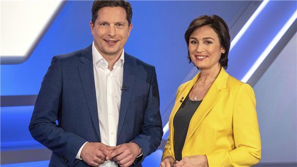 Sandra Maischberger und ARD-Rechtsexperte Frank Bräutigam diskutieren über die Entstehung, Entwicklung und Bedeutung des Grundgesetzes.