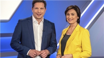 Sandra Maischberger und ARD-Rechtsexperte Frank Bräutigam diskutieren über die Entstehung, Entwicklung und Bedeutung des Grundgesetzes.