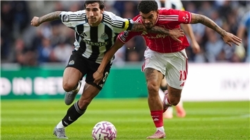 Sandro Tonali (links) setzte sich mit Newcastle gegen Nottingham durch.