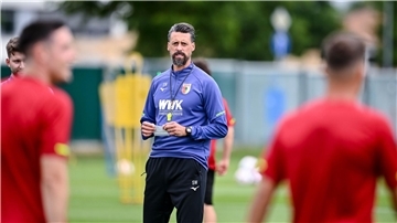 Sandro Wagner (Mitte) geht seinen ersten Job als Cheftrainer in der Bundesliga hochmotiviert an.