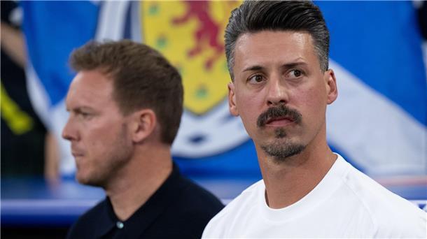 Ex-Co-Trainer Wagner zu DFB-Delle: „Überhaupt nicht schlimm“ Sandro Wagner (rechts) war vor seinem Job in Augsburg der Assistent von Bundestrainer Julian Nagelsmann. (Archivfoto)