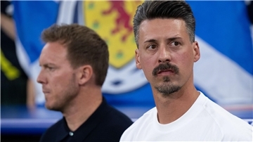Sandro Wagner (rechts) war vor seinem Job in Augsburg der Assistent von Bundestrainer Julian Nagelsmann. (Archivfoto)