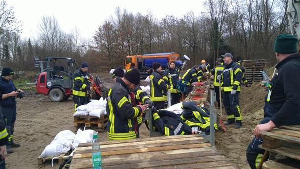 Sandsäcke füllen gehört zu den Hauptaufgaben in Lilienthal. 