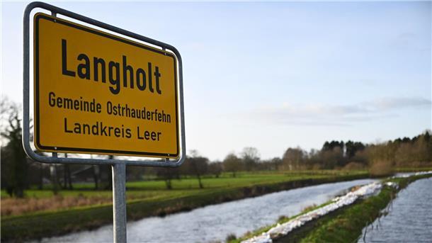 Sandsäcke ligen am Fluss Burlage-Langholter Tief, einem Nebenfluss der Leda. Dort hat sich die Lage momentan etwas entspannt.