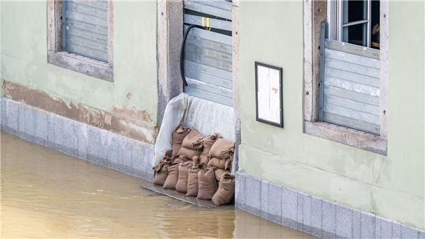 Hochwasser fließt langsam ab - Lage bleibt angespannt Sandsäcke sollen schützen.