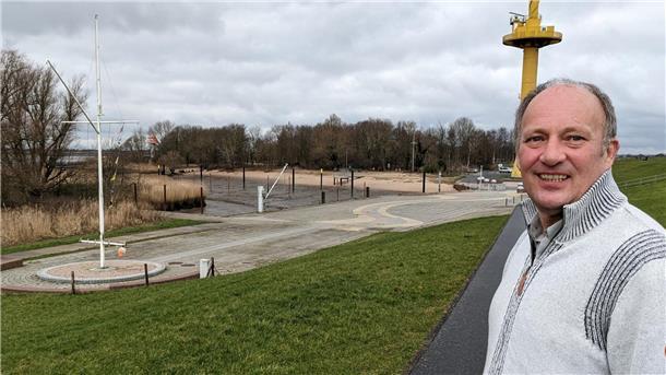 Sandstedts Ortsvorsteher Falko Wahls-Seedorff am Hafenareal unter dem Radarturm