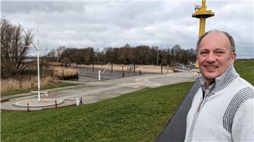 Sandstedts Ortsvorsteher Falko Wahls-Seedorff am Hafenareal unter dem Radarturm