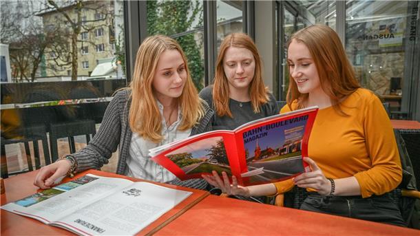 Sandya Blatz, Alina Stürtz und Maike Rudolph (von links) haben sich fünf Monate mit der Straßenbahn beschäftigt.