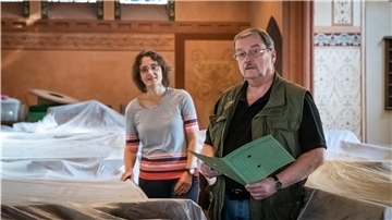 Sanierungsendspurt in der Martin-Luther-Kirche in Hagen im Bremischen. Im Bild: Pastorin Ute von Stuckrad-Barre (links) und Heino Fromme überwachten die Sanierungsarbeiten im Gotteshaus.