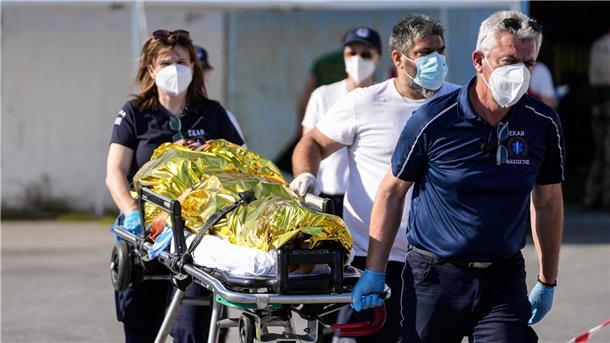 Unglück im Mittelmeer: Keine Hoffnung auf mehr Überlebende Sanitäter transportieren einen verletzten Überlebenden des Bootsunglücks zu einem Krankenwagen im Hafen der griechischen Stadt Kalamata.