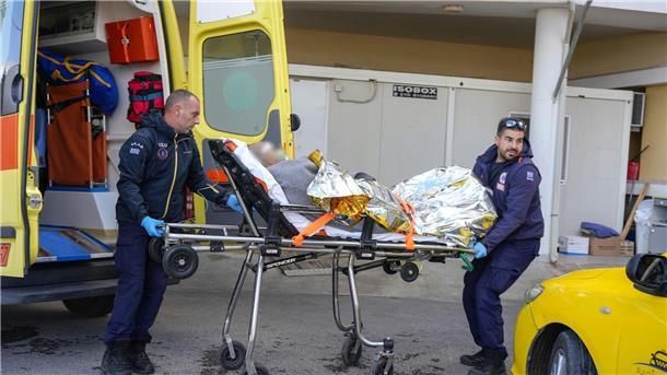 Sanitäter verlegen einen Überlebenden eines Schiffsunglücks in ein Krankenhaus auf Lesbos.