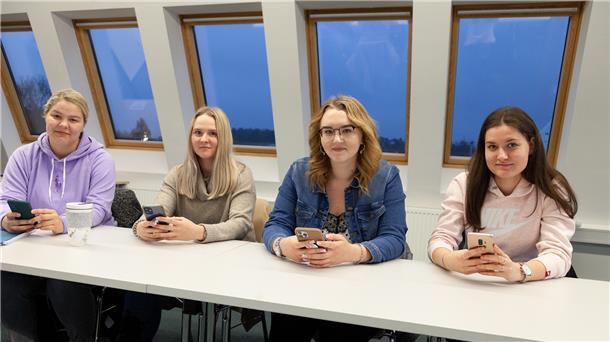Mit Social Media gegen den Fachkräftemangel: Wie läuft es? Sarah Hahnewinkel (von links), Jasmin Meyer, Christine Volkmann und Sakira Kunde nutzen ihre Mobiltelefone neuerdings auch beruflich. Sie drehen Videos, um mit dem verstaubten Image der Verwaltungsfachangestellten aufzuräumen.