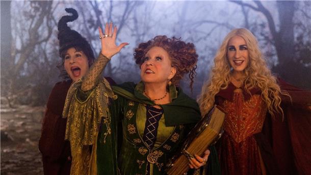 Neue Halloween-Filme 2022 Sarah Jessica Parker (r.) Bette Midler (m.) als Winifred Sanderson und Kathy Najimy in einer Szene des Fantasyfilms „Hocus Pocus 2“.